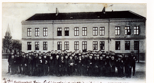 Heiligenbeil, Landwirtschaftsschule am Feyerabendplatz, Schüler auf dem Schulhof