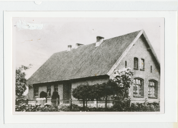 Cavern, Schule