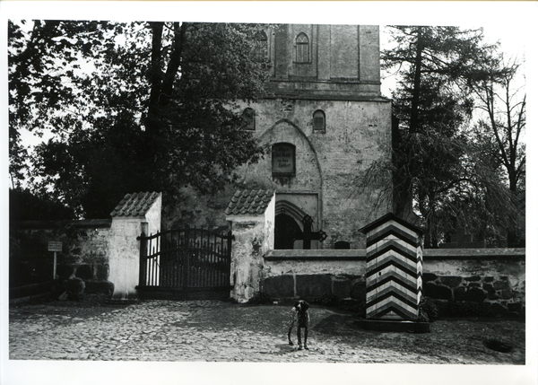 Bladiau, Ev. Kirche und Friedhofseingang