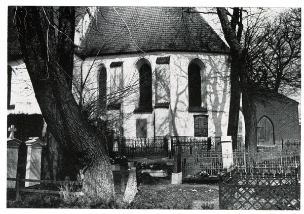 Bladiau, Ev. Kirche, Friedhof und Blick zum Chor