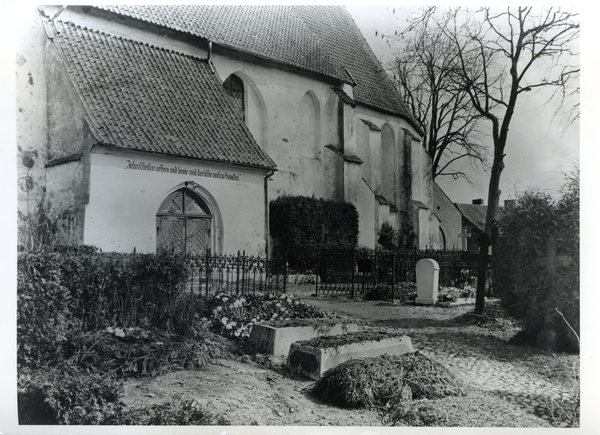 Bladiau, Ev. Kirche, Friedhof und Blick zum Chor
