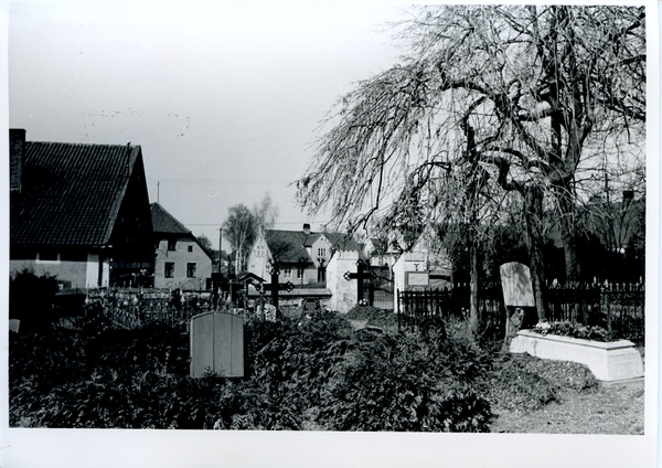 Bladiau, Ev. Kirche, Ortsansicht vom Friedhof aus