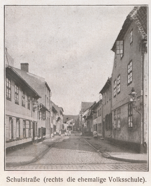 Pillau, Stadt, Schulstraße (rechts die ehemalige Volksschule)