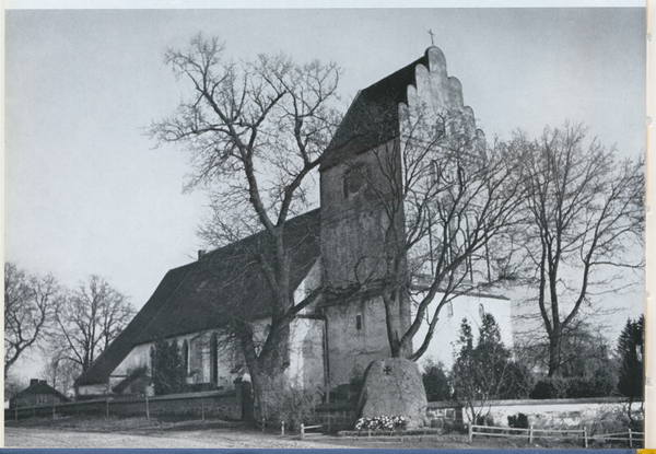 Bladiau, Ev. Kirche und Gedenkstein, Ansicht von Nordwest