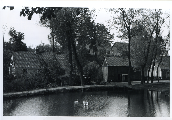 Bladiau, Ortsansicht über den Dorfteich