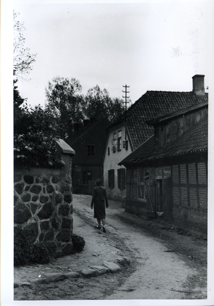 Bladiau, Fußsteig vom Markt zur alten Schule, links die Friedhofsmauer