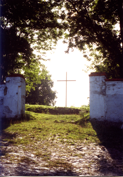Bladiau (Пятидорожье), Ein Kreuz am Platz der ehemaligen ev. Kirche