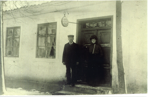 Bladiau, Uhrmacher Hermann Merklin und Tochter Hanna vor ihrem Haus