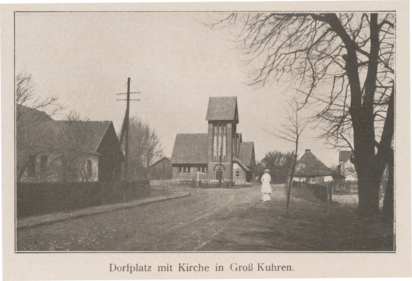 Groß Kuhren, Dorfplatz mit Kirche