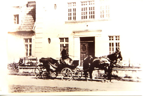 Bolbitten, Gut, Kutscher August Zimmermann vor dem Haupteingang des Herrenhauses