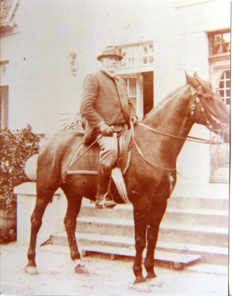 Bolbitten, Gut, Rudolf Dalheimer vor dem Haupteingang des Herrenhauses