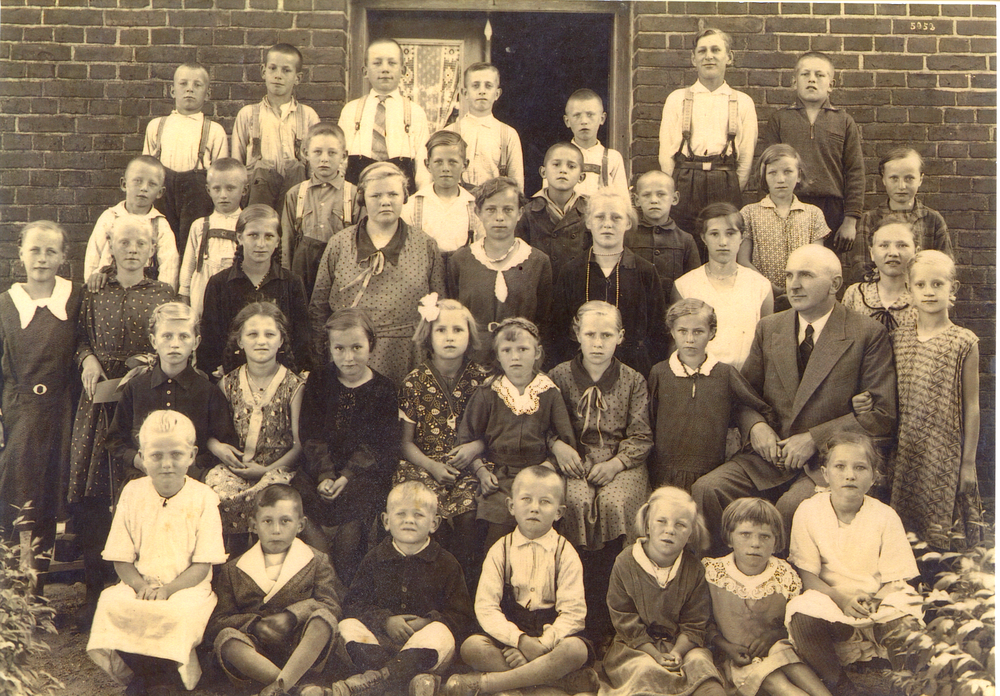 Grünwiese Kr. Heiligenbeil, Ort, Klassenbild mit Lehrer Tolksdorf