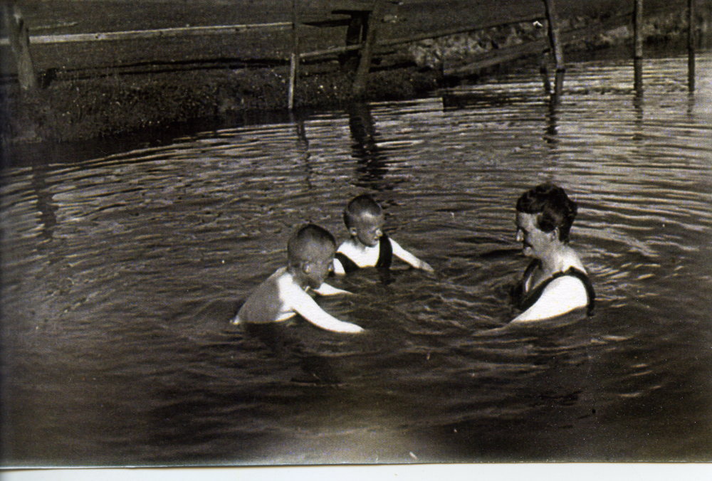 Jürkendorf, Fam. Doepner beim Baden im Teich