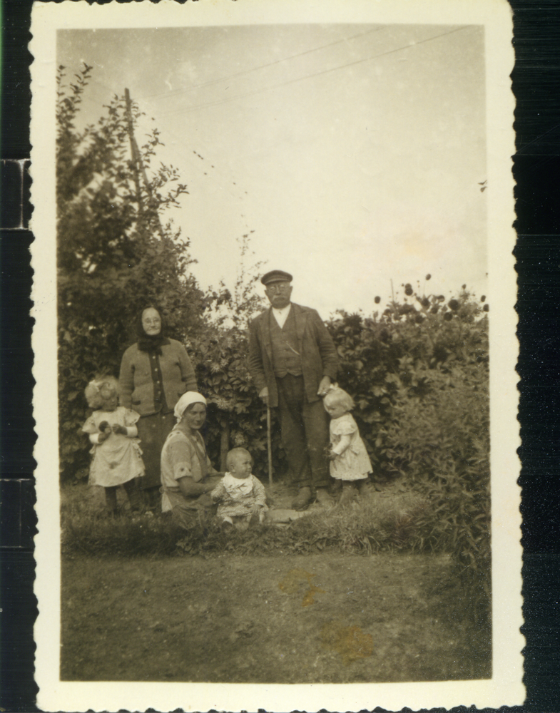 Haselau Kr. Heiligenbeil, Frau Bolz mit ihren Kindern und ihren Eltern, Ehepaar Jäger