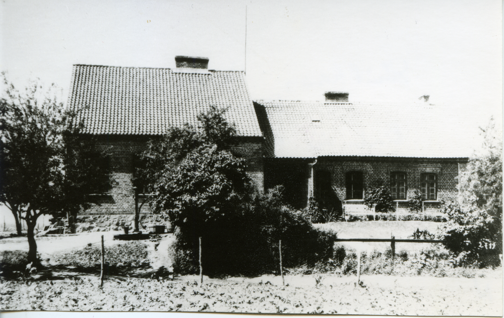 Partheinen, Schule, Südseite, links die Schulräume, rechts die Wohnung