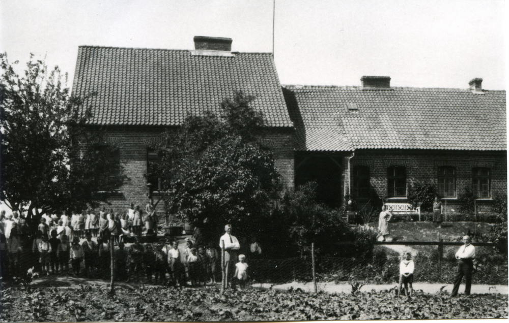 Partheinen, Schule, links Lehrer Kohn, rechts Lehrer Blum