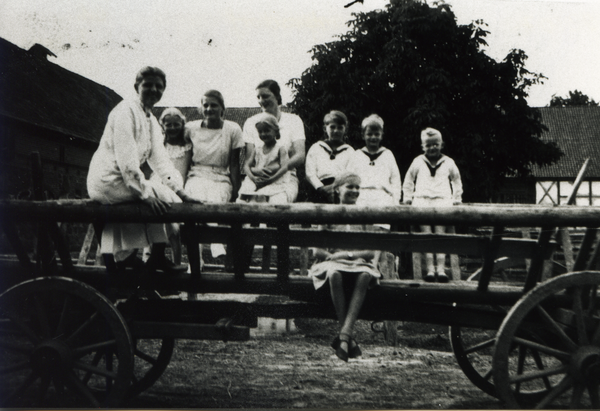 Klein Rödersdorf, Gut, Kinder auf dem Leiterwagen