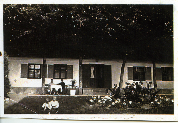 Jürkendorf, Hof Doepner, Walter und Margarete Doepner mit den Kindern Hans und Herbert vor dem Wohnhaus
