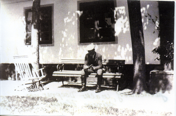 Jürkendorf, Walter Doepner vor seinem Haus