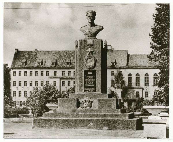 Gumbinnen, Stadt (Гусев), Denkmal für Kapitän Gusew vor dem ehem. Oberlyzeum?