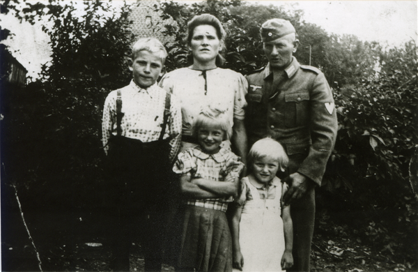 Partheinen, Fam. Fritz Bendrich mit den Kindern Gerhard, Irmgard und Anni