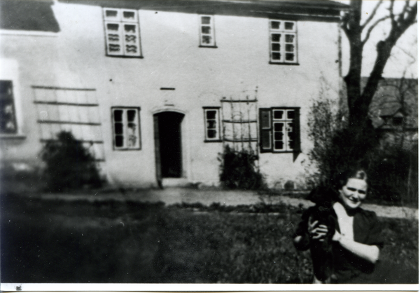 Partheinen, Frl. Schneian (Privatlehrerin) vor dem Gutshaus