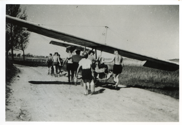 Hoch Karben, Lehrlinge des Industriewerkes Heiligenbeil mit Segelflugzeug auf dem Weg zum Start