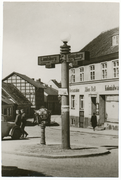 Preußisch Eylau, Untere Schlossstraße, Wegweiser nach Landsberg und Königsberg