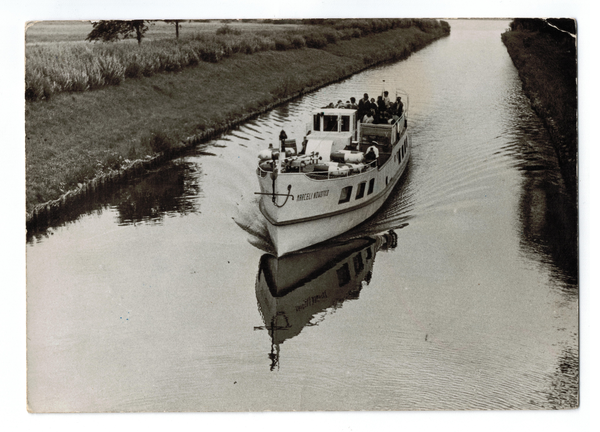 Schmidtsdorf (Szymonka), das Schiff Marceli Nowotko, ehemals Jägerhöhe, auf dem Schmidtsdorfer Kanal