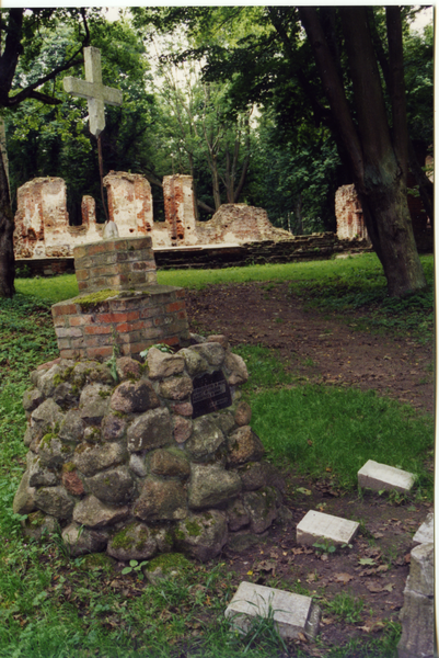 Balga (Весёлое), Friedhof, Kirchenruine, Gedenkstein